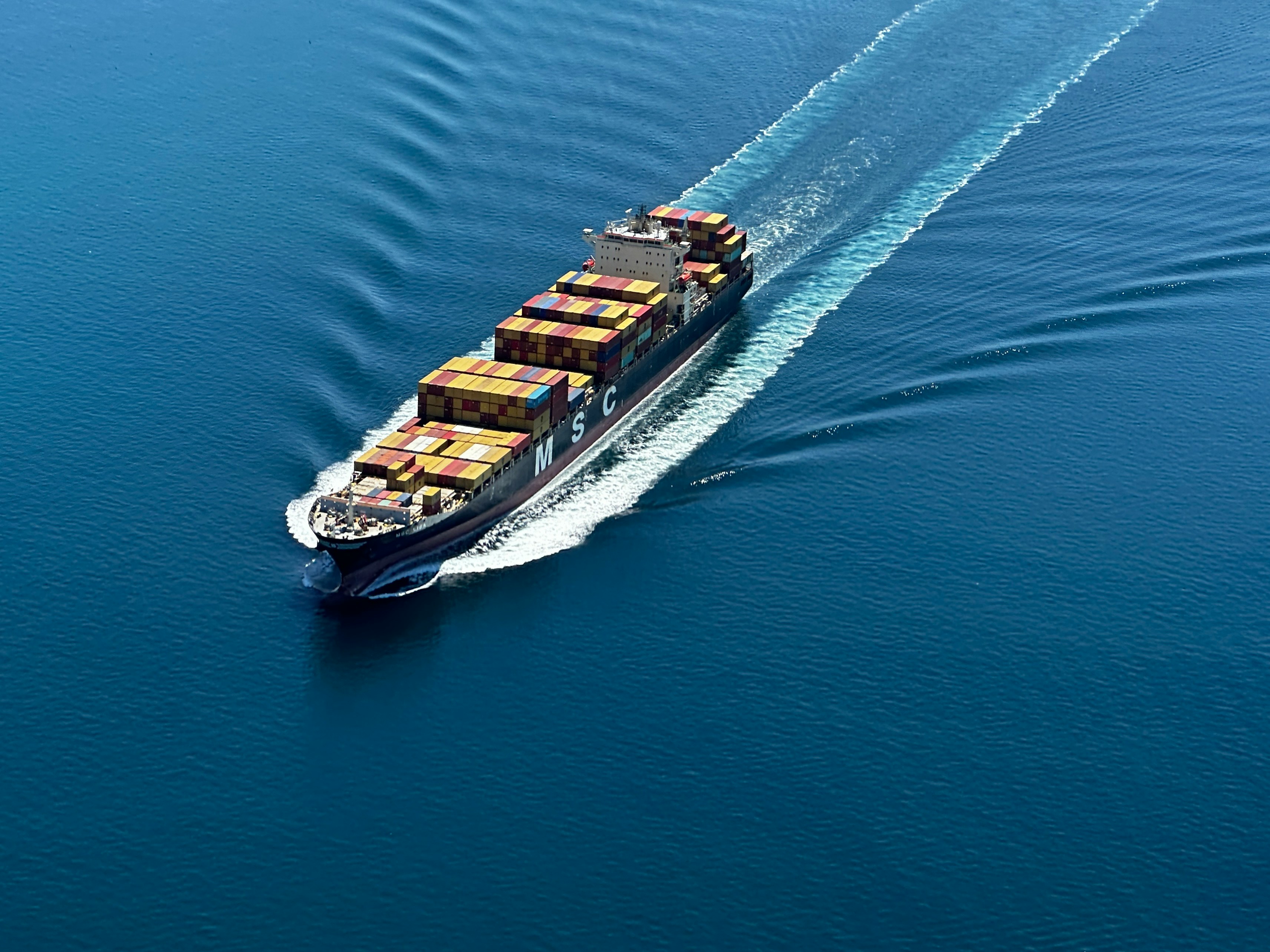 Containerschiff auf offener See